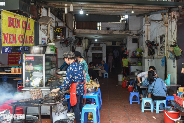 Quán bún chả núp dưới chân cầu thang khu tập thể, có ngày bán 600 suất - 2