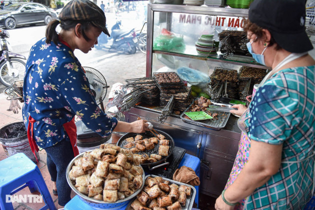 Quán bún chả núp dưới chân cầu thang khu tập thể, có ngày bán 600 suất - 4