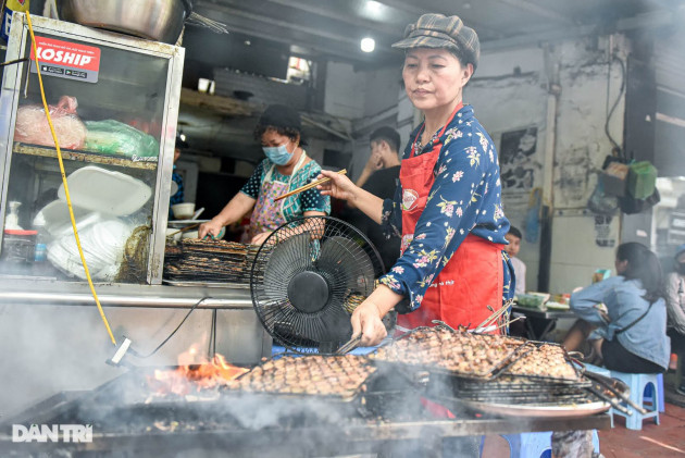 Quán bún chả núp dưới chân cầu thang khu tập thể, có ngày bán 600 suất - 5