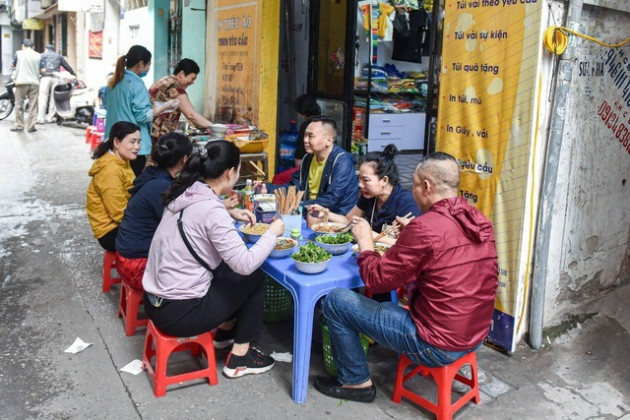 Quán bún ốc không biển hiệu: Có người đến chỉ mua canh ốc về chan cơm nguội