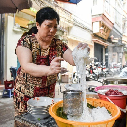 Quán bún ốc không biển hiệu: Có người đến chỉ mua canh ốc về chan cơm nguội