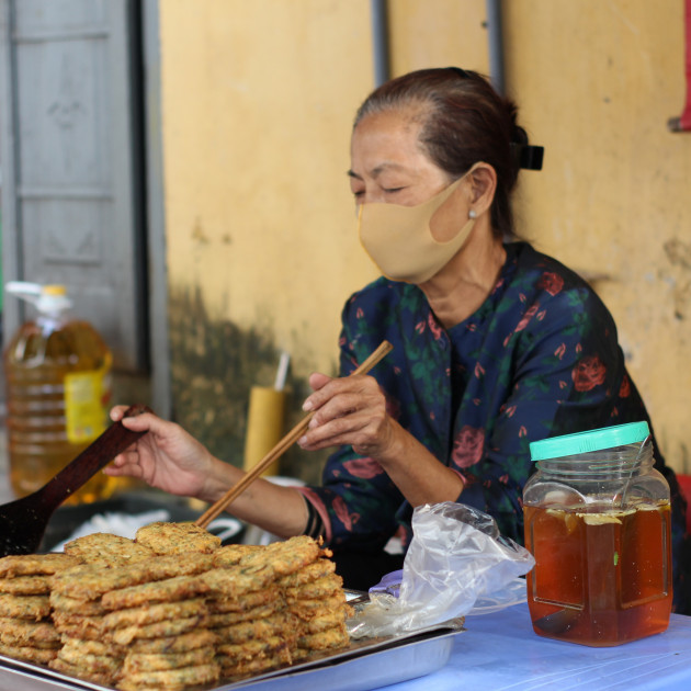 Quán chả rươi hút khách theo công thức 'ba xoa hai đập', chỉ bán theo mùaicon