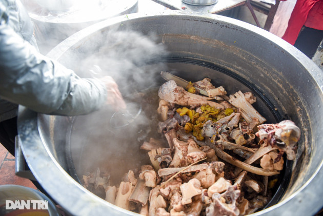 Quán phở gánh: Bánh phở khổng lồ, cân từng hoa thịt bò, ngày hết 300 tô - 2