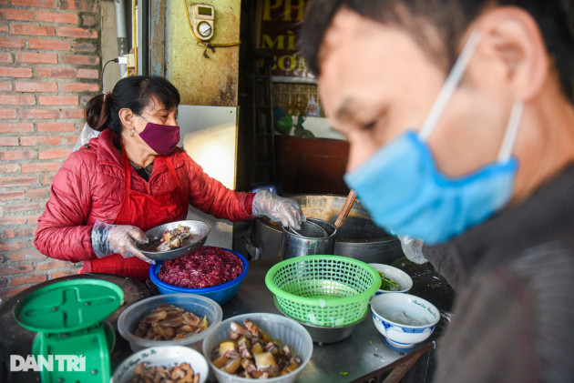 Quán phở gánh: Bánh phở khổng lồ, cân từng hoa thịt bò, ngày hết 300 tô - 3