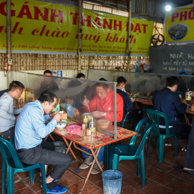 Quán phở gánh: Bánh phở khổng lồ, cân từng hoa thịt bò, ngày hết 300 tô - 1