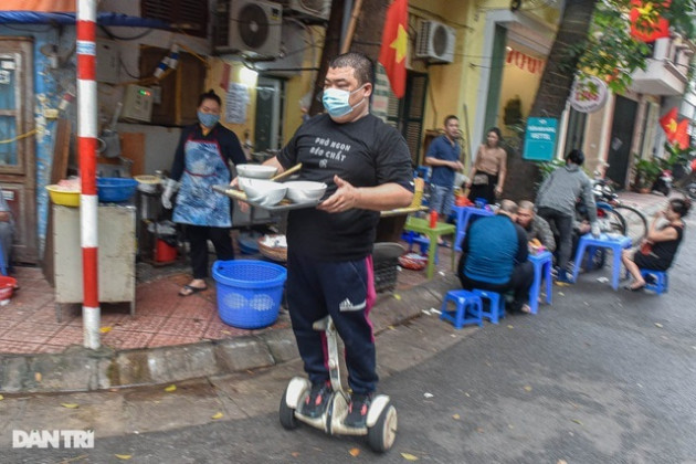 Quán phở Hà Nội ngày bán trăm bát nhờ màn giao hàng 'có một không hai'