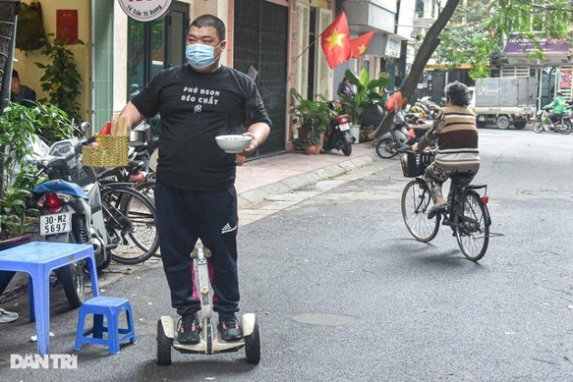 Quán phở Hà Nội ngày bán trăm bát nhờ màn giao hàng 'có một không hai'