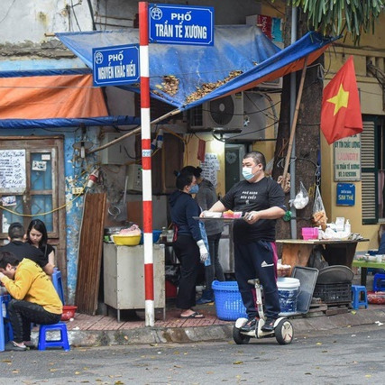 Quán phở Hà Nội ngày bán trăm bát nhờ màn giao hàng 'có một không hai'