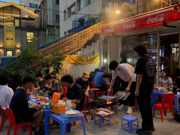 Quán vỉa hè Việt Nam 'mọc' lên giữa Seoul: Ghế nhựa, phở gà, cafe sữa đá