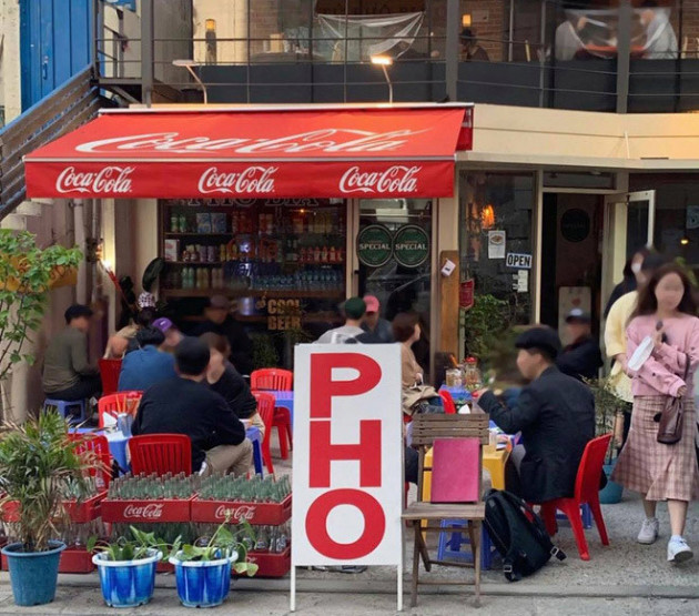 Quán vỉa hè Việt Nam 'mọc' lên giữa Seoul: Ghế nhựa, phở gà, cafe sữa đá