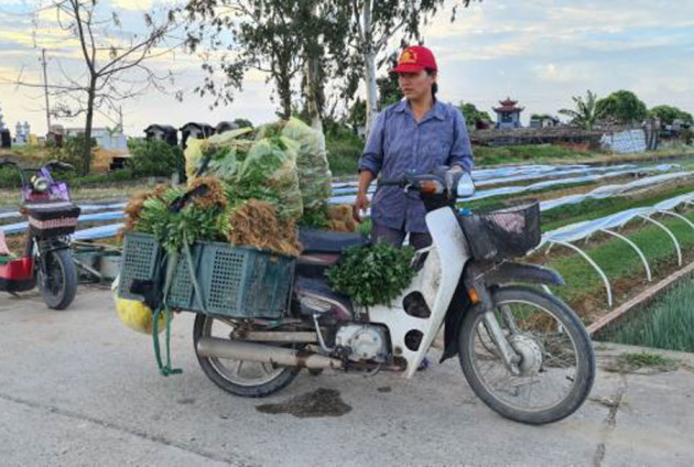 Rau xanh mơn mởn 'tắm' trong nước thải đen kịt, bọt tung trắng xóa