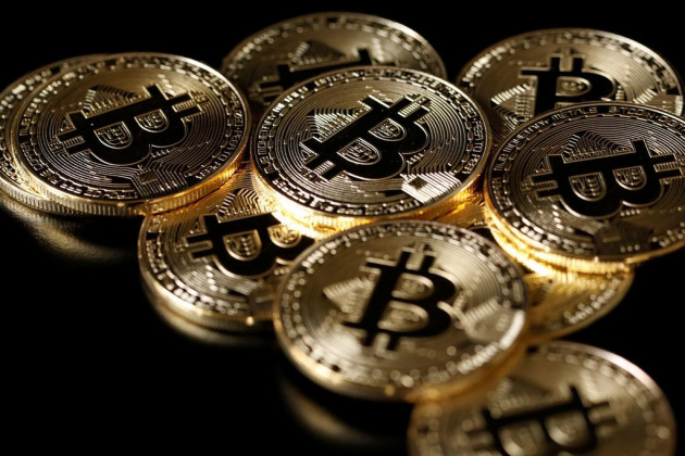 Rút tiền khỏi ngân hàng, người Mỹ đổ vào vàng, Bitcoin và chứng khoán