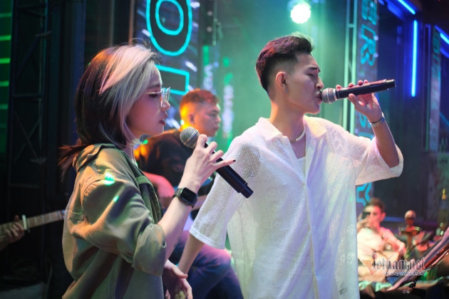 Sài Gòn chen kín đi hát karaoke, thỏa cơn khát sau nửa năm nín nhịn