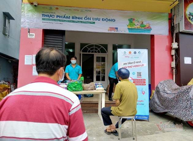 Sài Gòn lạ lẫm: Xếp hàng mua rau đồng giá, gói sẵn không chọn lựa