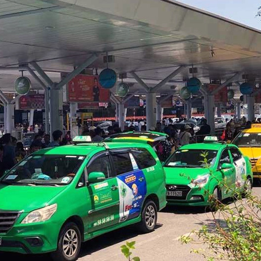 Sân bay Tân Sơn Nhất mạnh tay chặn nạn taxi dù 'chặt chém'icon