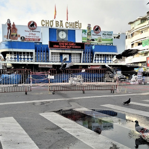 Sáng đầu tiên 'siết chặt hơn', chợ và siêu thị vắng lặng không bóng kháchicon