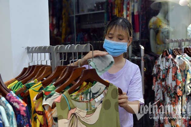 Sáng đèn dọn dẹp xuyên đêm, thời trang Hà thành đón ngày mới hiếm có