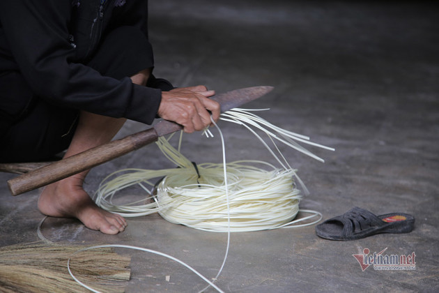 Sang Lào gom hàng, cả làng sung túc nhờ làm chổi đót