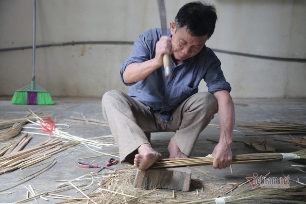 Sang Lào gom hàng, cả làng sung túc nhờ làm chổi đót