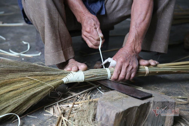 Sang Lào gom hàng, cả làng sung túc nhờ làm chổi đót