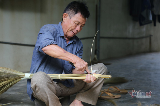 Sang Lào gom hàng, cả làng sung túc nhờ làm chổi đót