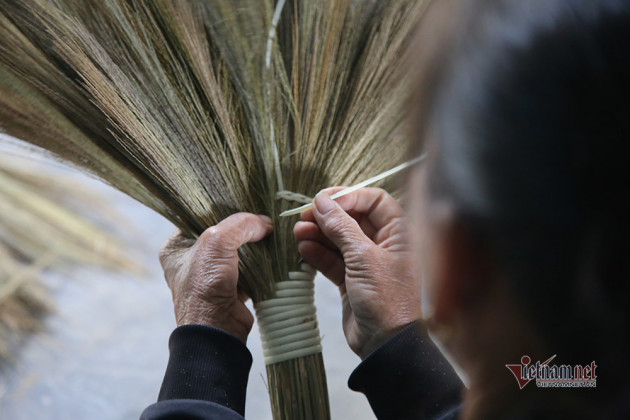 Sang Lào gom hàng, cả làng sung túc nhờ làm chổi đót