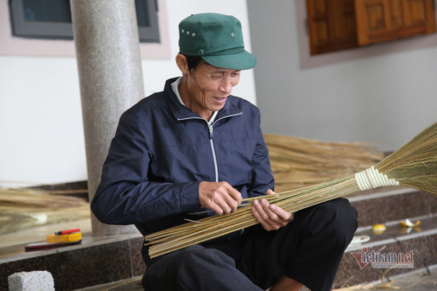 Sang Lào gom hàng, cả làng sung túc nhờ làm chổi đót