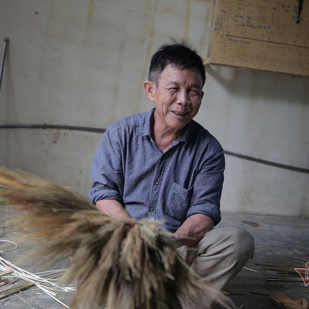 Sang Lào gom hàng, cả làng sung túc nhờ làm chổi đót