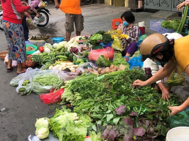 Sáng mùng 3 Tết, dân Sài Gòn xếp hàng vào siêu thị mua gà cúng