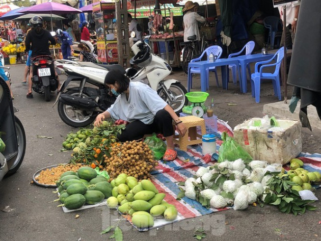 Sáng mùng 3 Tết, dân Sài Gòn xếp hàng vào siêu thị mua gà cúng