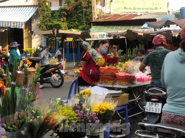 Sáng mùng 3 Tết, dân Sài Gòn xếp hàng vào siêu thị mua gà cúng