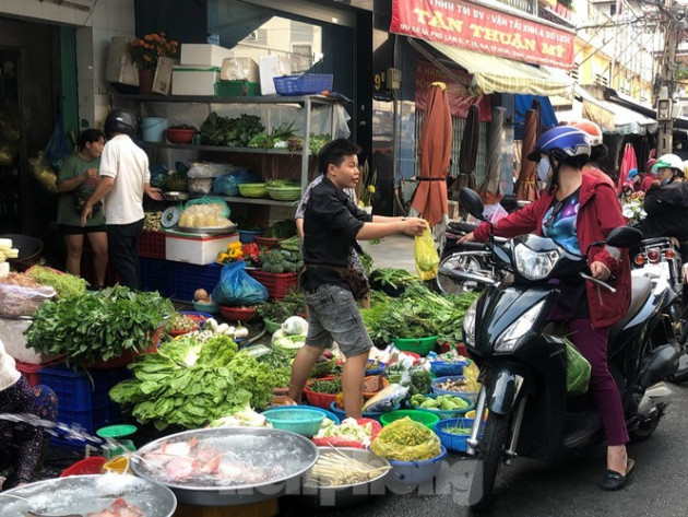 Sáng mùng 3 Tết, dân Sài Gòn xếp hàng vào siêu thị mua gà cúng