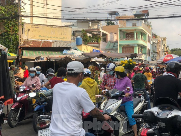 Sáng mùng 3 Tết, dân Sài Gòn xếp hàng vào siêu thị mua gà cúng