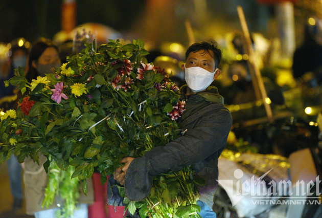 Sáng sớm đến đêm khuya, chen chúc ở chợ hoa lớn nhất Hà Nội