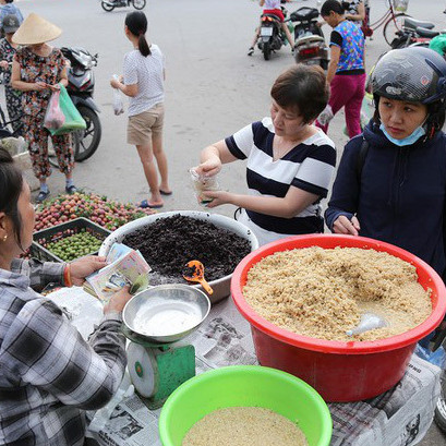 Sát Tết Đoan Ngọ: Cơm rượu nếp tiếp tục là 'hàng hot', tiểu thương hốt bạc