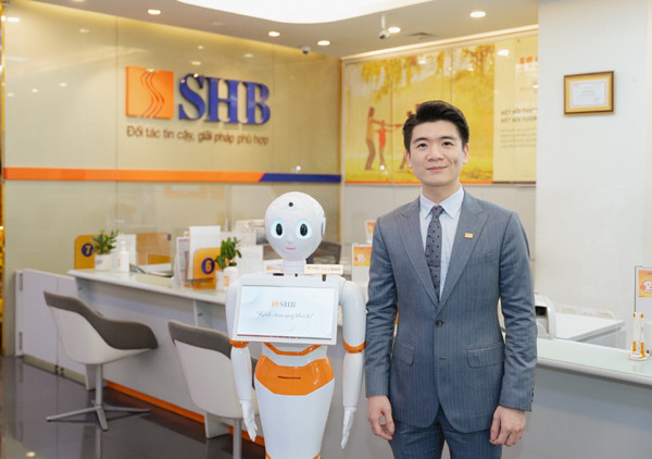 SHB dùng robot thông minh phục vụ khách đến giao dịch