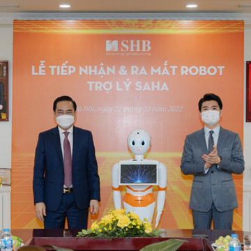 SHB dùng robot thông minh phục vụ khách đến giao dịch