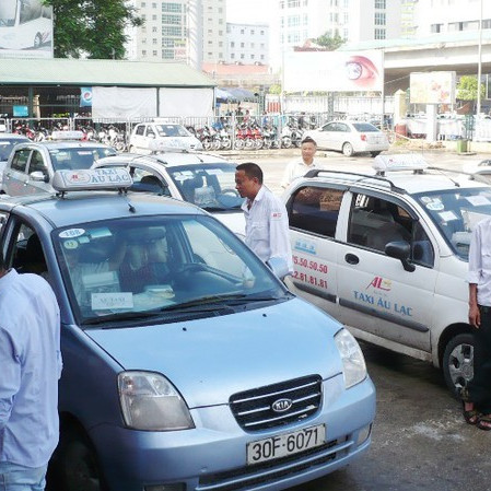 Tài xế taxi lao đao vì trả lãi vay mua xeicon