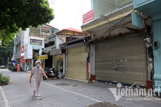 Tấm biển đỏ với cụm từ này đang xuất hiện dày đặc trên phố Hà Nội