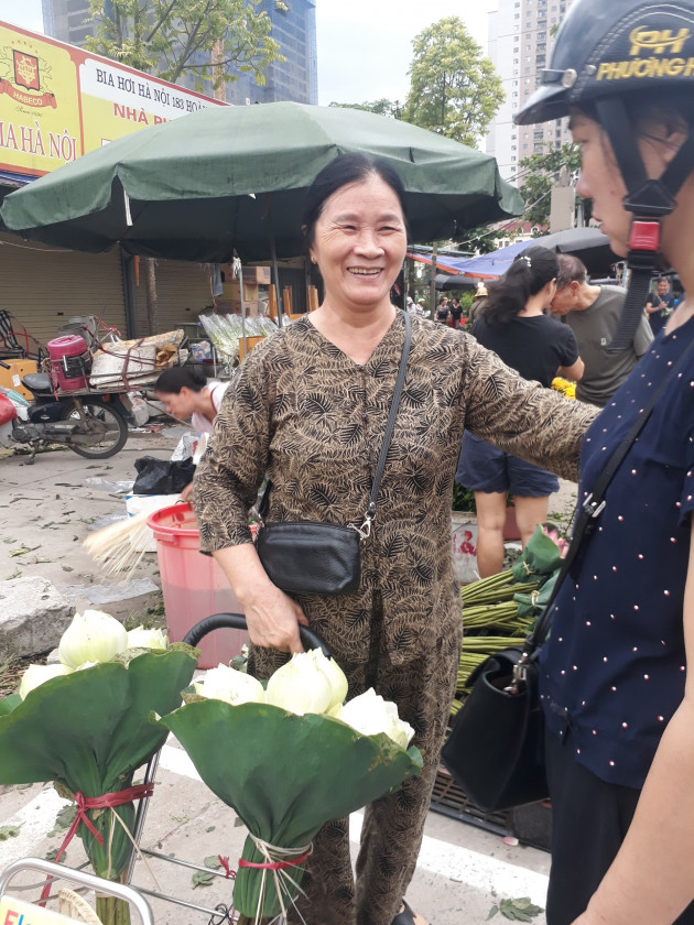 Tết Đoan Ngọ sen trắng cháy hàng, 100 ngàn/bó khách tranh nhau