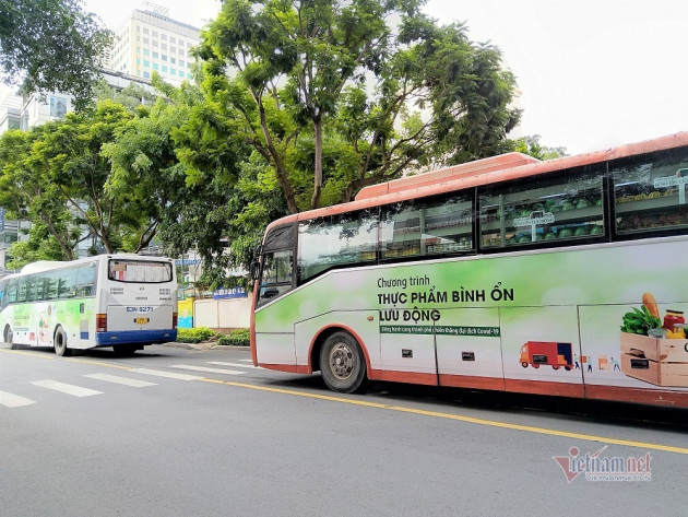 Tháo hết ghế, xe buýt biến thành 'siêu thị mini' chuyên bán hàng giá rẻ