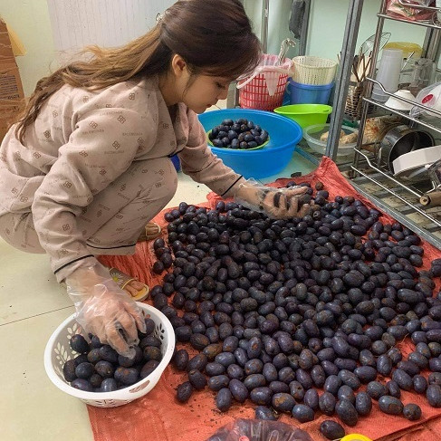 Thứ quả đen sì, trước rụng đầy đồi thành đặc sản 'gây nghiện' được chị em săn lùng