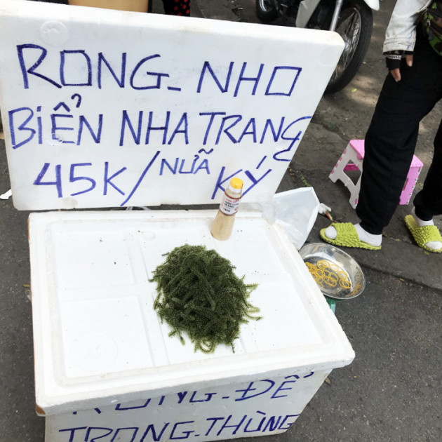 Thực phẩm 'nhà giàu' tràn ra vỉa hè với giá rẻ bèo