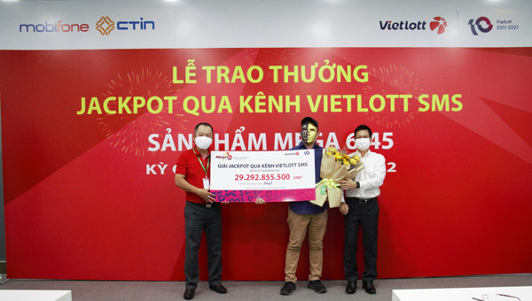 Thuê bao MobiFone trúng Jackpot gần 30 tỷ đồng qua kênh Vietlott SMS