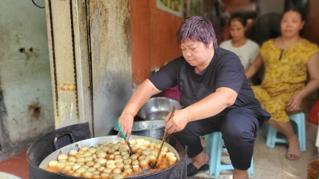 Tiệm bánh rán mỗi ngày bán hơn 2.000 chiếc, thu lời hàng triệu đồng