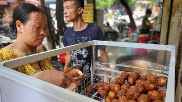 Tiệm bánh rán mỗi ngày bán hơn 2.000 chiếc, thu lời hàng triệu đồng