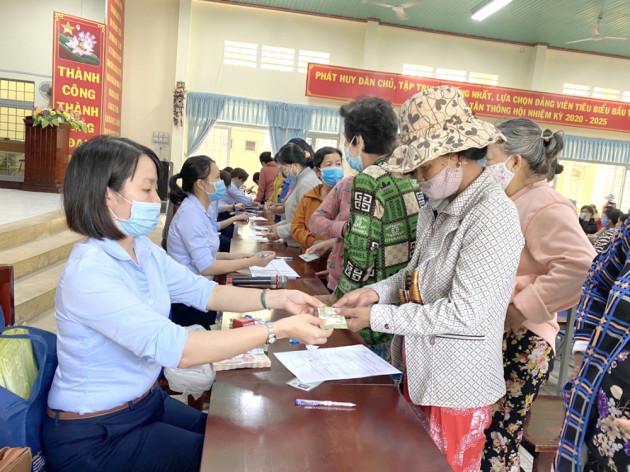 Quỹ hỗ trợ phụ nữ phát triển kinh tế (CWED) của Hội LHPN TP.HCM phát vốn vay cho hội viên, hộ dân - ẢNH: THIÊN ÂN