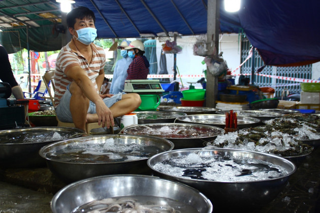 Tôm cá tăng giá nhưng chợ vắng khách mua