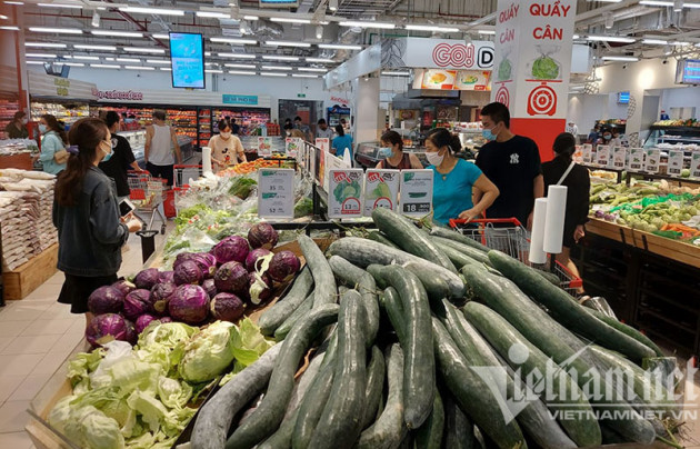 Trái ngược ở siêu thị Hà Nội: Nơi chen chân mua hàng, chỗ vắng tanh