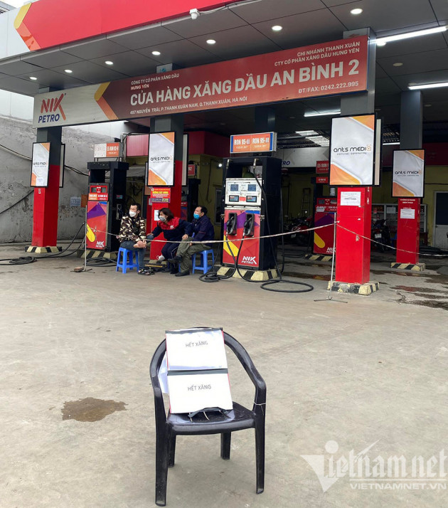 Trước giờ tăng giá, loạt cây xăng Hà Nội lại treo biển ‘hết hàng’